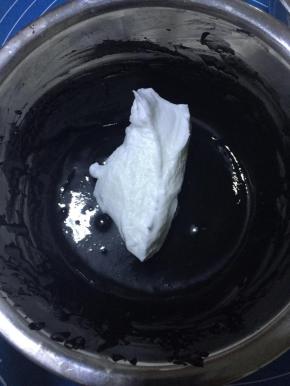 取1/3蛋白到蛋黄糊中，翻拌均匀。