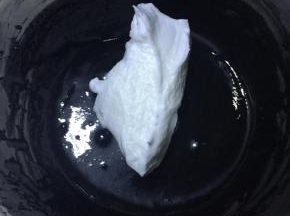 取1/3蛋白到蛋黄糊中，翻拌均匀。