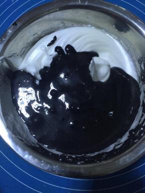 将翻拌好的蛋黄糊倒入蛋白糊中，用刮刀翻拌均匀。