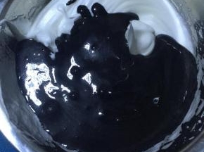 将翻拌好的蛋黄糊倒入蛋白糊中，用刮刀翻拌均匀。