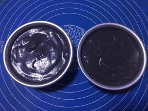 将拌好的蛋糊倒入模具中，抹平表面，轻磕两三下，震出里面的大气泡后放入烤箱。