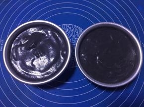 将拌好的蛋糊倒入模具中，抹平表面，轻磕两三下，震出里面的大气泡后放入烤箱。