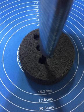 蛋糕出炉后轻磕一下立马倒扣，待完全冷却后脱模，用去核器扎几个孔即可，没有去核器可以用吸管。