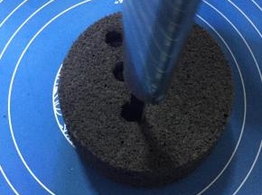 蛋糕出炉后轻磕一下立马倒扣，待完全冷却后脱模，用去核器扎几个孔即可，没有去核器可以用吸管。