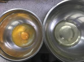 首先蛋清盆子保证无水无油，打蛋器无水无油，3个蛋清3个蛋黄分离，蛋黄盆里倒入25克玉米油，25克水，我个人不太喜欢牛奶，没有为什么，我不会告诉你我没买牛奶，这样做是保证一会儿打蛋清的时候，蛋黄不会干，不要担心油水分离，有蛋黄在他们会混合一起的。