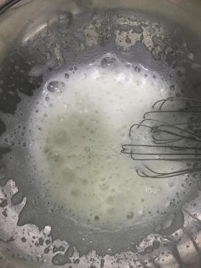 蛋白中，加入几滴柠檬汁，或者白醋，酸性环境促进打发，不要矫情说不喜欢白醋，那两滴没有味道，没有这两个不放也行，如果经常打发过头的人也建议不要放，慢点打更容易掌握程度，打到起大沫子时候，加入第一次糖，50克糖装一个碗中即可，分四次加，自己掌握着倒就行，不影响，前三次加蛋白中，第四次加蛋黄的，现在加入第一个4分之一的砂糖。