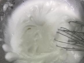 接着打到明显体积膨胀的时候，蛋白变多了，稍微有点细腻了，加入第二个四分之一砂糖，再说一句不矫情，看着倒就行，接着打，此时高速打发。