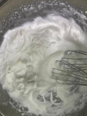 打到有纹路了，明显打蛋器转动时候有纹路出现了，加入第三次四分之一的砂糖，此时，把打蛋器换成中速了，因为快要ok了。