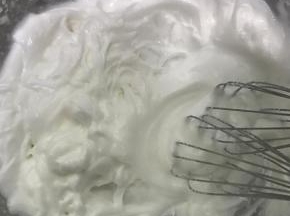打到有纹路了，明显打蛋器转动时候有纹路出现了，加入第三次四分之一的砂糖，此时，把打蛋器换成中速了，因为快要ok了。