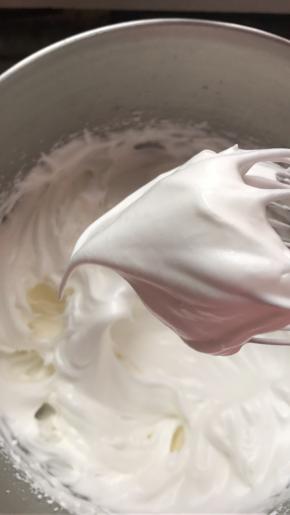 打到纹路实在太明显了，距离上一步不到一分钟，时不时停下来检查，提起打蛋器，蛋白大弯钩子，甩一甩尖尖可以掉下来，此时是湿性发泡了，插一句哈，轻乳酪的蛋白，蛋糕卷的蛋白都要打到这个状态哦~然后此时把打蛋器换成低速档，继续打。