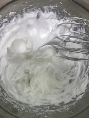 如果你对自己的判断不能够太准确，打个几下就要停下来检查，直至蛋白出现小尖角，盆里的蛋白很细腻，油油亮亮的，这才行，如果不细腻，像沫子一样，或者出水了，那么你是打过了。