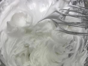 如果你对自己的判断不能够太准确，打个几下就要停下来检查，直至蛋白出现小尖角，盆里的蛋白很细腻，油油亮亮的，这才行，如果不细腻，像沫子一样，或者出水了，那么你是打过了。