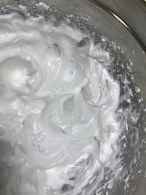 用打蛋器划起一两个角上来，在蛋白糊的表面，现在去处理蛋黄糊，等下回来看这两个角。