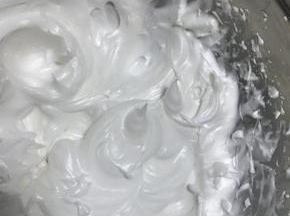 用打蛋器划起一两个角上来，在蛋白糊的表面，现在去处理蛋黄糊，等下回来看这两个角。