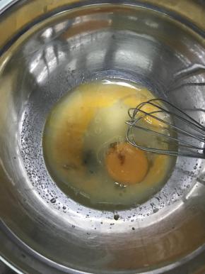 还记得刚才剩下的四分之一的糖吗？加进来，再倒入香草精，搅合均匀