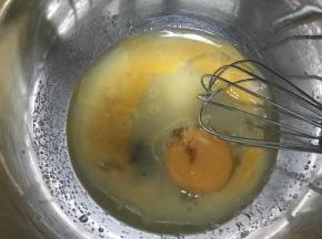 还记得刚才剩下的四分之一的糖吗？加进来，再倒入香草精，搅合均匀