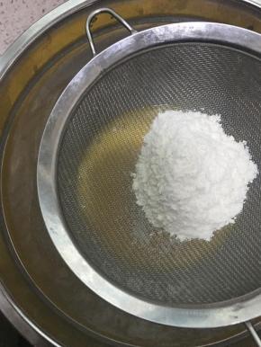 筛入一半的面粉