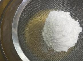 筛入一半的面粉