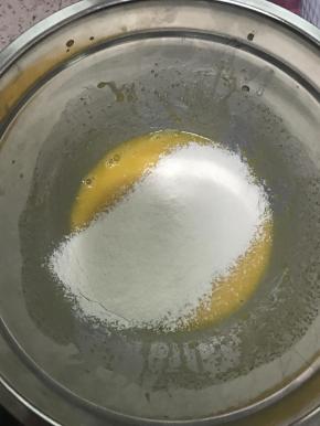 用蛋抽，底下翻上来，对，就是翻拌，不可以胡乱搅拌，底下翻上来，直到看不见干面粉，盆壁有一点干粉无所谓，还要筛下一次。