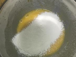用蛋抽，底下翻上来，对，就是翻拌，不可以胡乱搅拌，底下翻上来，直到看不见干面粉，盆壁有一点干粉无所谓，还要筛下一次。
