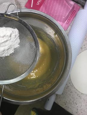 再筛第二次，也是翻拌，动作轻柔，拌到最后，面粉喝饱了汤水，自己会细腻的，不需要特用力搅合让他们融合，盆壁若蹭有干面粉，用刮刀刮下来，轻轻用蛋抽轻搅合表面那些干粉，让它们向下渗透。