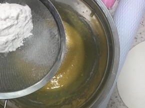 再筛第二次，也是翻拌，动作轻柔，拌到最后，面粉喝饱了汤水，自己会细腻的，不需要特用力搅合让他们融合，盆壁若蹭有干面粉，用刮刀刮下来，轻轻用蛋抽轻搅合表面那些干粉，让它们向下渗透。