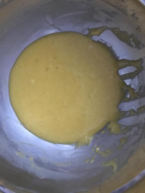 蛋黄糊非常细腻，那些黑点点，是香草精里面的香草籽，大的黑点点是气泡。