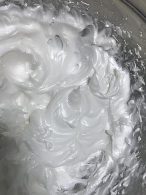 此时检查蛋白中的两个小角，还直挺挺的存在着，说明蛋白打的没啥大问题，这是我个人推断蛋白打发好坏的办法，不是特专业，不许吐槽，如果你有更好的欢迎告知我哈~如果蛋白不够状态，再打打就行。