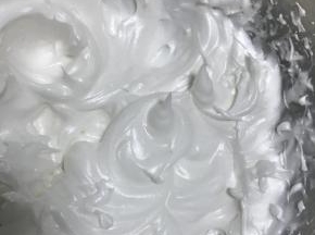 此时检查蛋白中的两个小角，还直挺挺的存在着，说明蛋白打的没啥大问题，这是我个人推断蛋白打发好坏的办法，不是特专业，不许吐槽，如果你有更好的欢迎告知我哈~如果蛋白不够状态，再打打就行。
