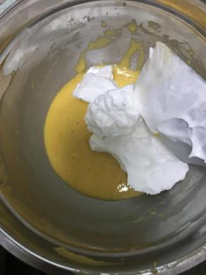 对于三分之一我没啥特别大的概念，大大咧咧来一铲子蛋白就行，切拌搅匀。