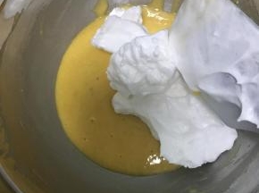 对于三分之一我没啥特别大的概念，大大咧咧来一铲子蛋白就行，切拌搅匀。
