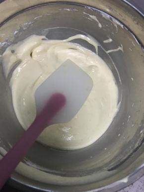 然后再倒回蛋白糊中，接着切拌搅匀，把盆壁上的蛋白也刮下来，搅拌到8成合适的时候，也就是没有完全混合但是看不见蛋白痕迹了，但是面糊还有蛋白块，或者不细腻，换一把刮刀，这个刮刀上有残余蛋白，消泡的面糊等等，怕影响，还是换一把吧。接着用新刮刀把面糊搅合到合适状态。