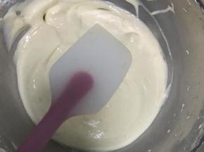 然后再倒回蛋白糊中，接着切拌搅匀，把盆壁上的蛋白也刮下来，搅拌到8成合适的时候，也就是没有完全混合但是看不见蛋白痕迹了，但是面糊还有蛋白块，或者不细腻，换一把刮刀，这个刮刀上有残余蛋白，消泡的面糊等等，怕影响，还是换一把吧。接着用新刮刀把面糊搅合到合适状态。