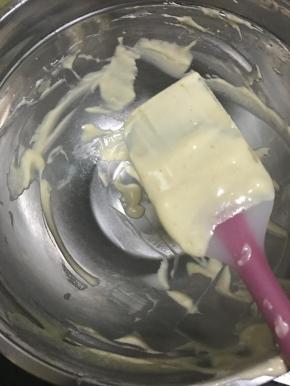 6寸阳极模具，铺好油纸，面糊盆举高点倒入模具中，能够去掉比较大的气泡，我觉得我有个很好的习惯就是，刮刀上面的面糊从来不会刮到模具里~