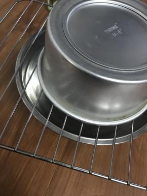 出锅后，检查熟不熟，用竹签插进蛋糕，拔出来看看是否挂蛋糕糊，竹签干净蛋糕就熟了，震摔两下，然后进行倒扣，凉透后脱模，脱模：用手扒住蛋糕边缘，往里扒，使蛋糕脱离模具，形成比较光滑的毛巾面，然后顶住底部，蛋糕就出来了，脱模刀也可以，但是脱模出来的效果比较毛糙，没有手脱效果好看。