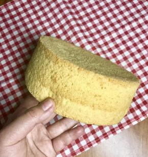 小伙伴说按下去蛋糕有莎莎的声音，不清楚蛋糕是否熟透，我觉得我的解释就是，倒扣凉透后，如果按蛋糕上面，还是有莎莎声，如果按下去能够弹回来，就是熟了，如果按下去就凹进去了，那就是不熟。