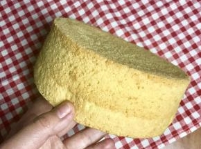 小伙伴说按下去蛋糕有莎莎的声音，不清楚蛋糕是否熟透，我觉得我的解释就是，倒扣凉透后，如果按蛋糕上面，还是有莎莎声，如果按下去能够弹回来，就是熟了，如果按下去就凹进去了，那就是不熟。