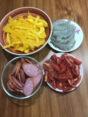 哈尔滨红肠切片，彩椒切条，虾去壳去虾线，小番茄切开。