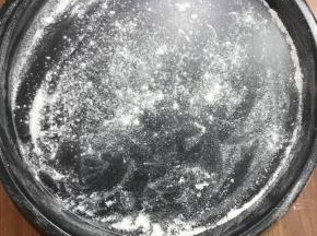 派盘表面轻筛面粉