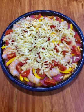 撒上芝士碎，再送进去3-5分钟，芝士化了即可。