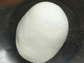 温水加入酵母倒入面粉揉成光滑稍硬的面团，放到温暖处发酵
