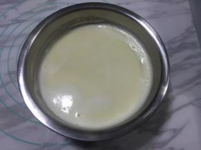 提前泡好黄豆加水打成豆浆备用。我用的是破壁机，破壁豆浆比较细腻，也可以用豆浆机制作，豆浆机最好滤掉豆渣。