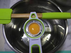 打豆浆的同时可以烤戚风蛋糕片，分离蛋白与蛋黄，确保蛋白盆无水无油，无一丝丝蛋黄。