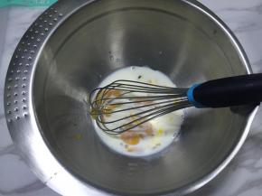 蛋黄加牛奶，用手动打蛋器搅拌均匀。
