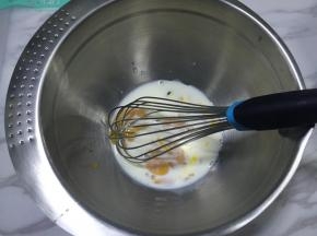 蛋黄加牛奶，用手动打蛋器搅拌均匀。