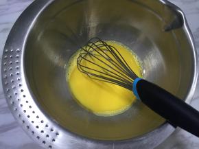 加入玉米油，搅拌均匀。