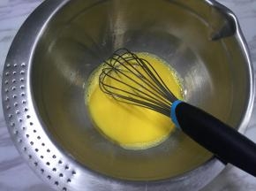 加入玉米油，搅拌均匀。