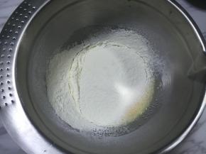 筛入低筋面粉，搅拌至无干粉状。