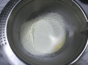 筛入低筋面粉，搅拌至无干粉状。