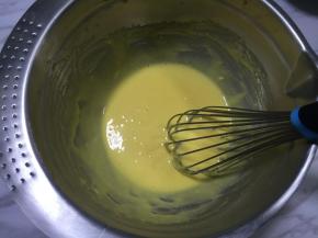 拌好的蛋黄糊放一旁备用。